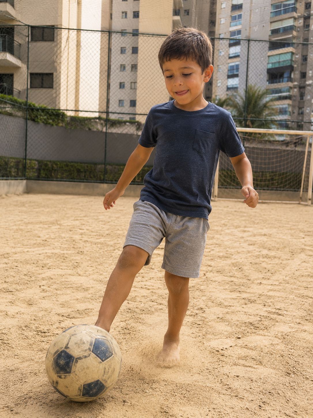 Bento jogando futebol