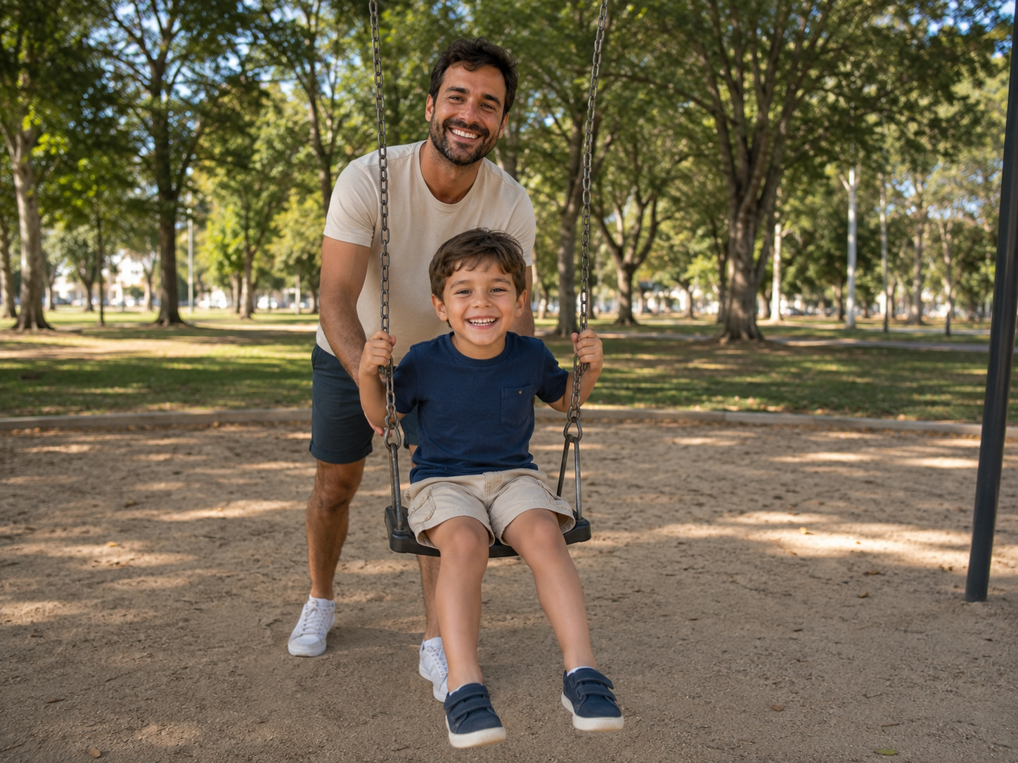 Pai empurrando o filho no balanço